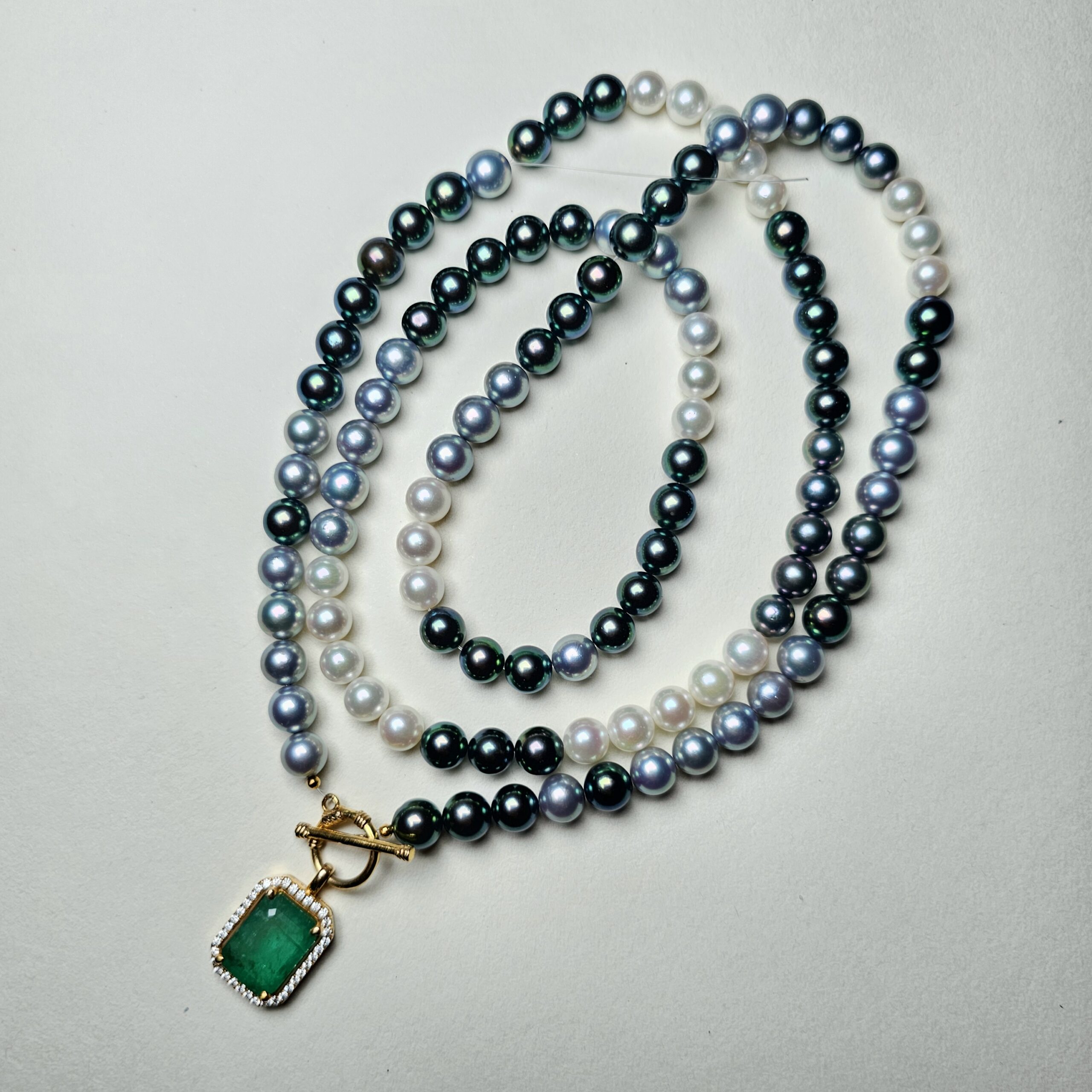 Chuỗi ngọc trai South Sea 7 ly cùng emerald