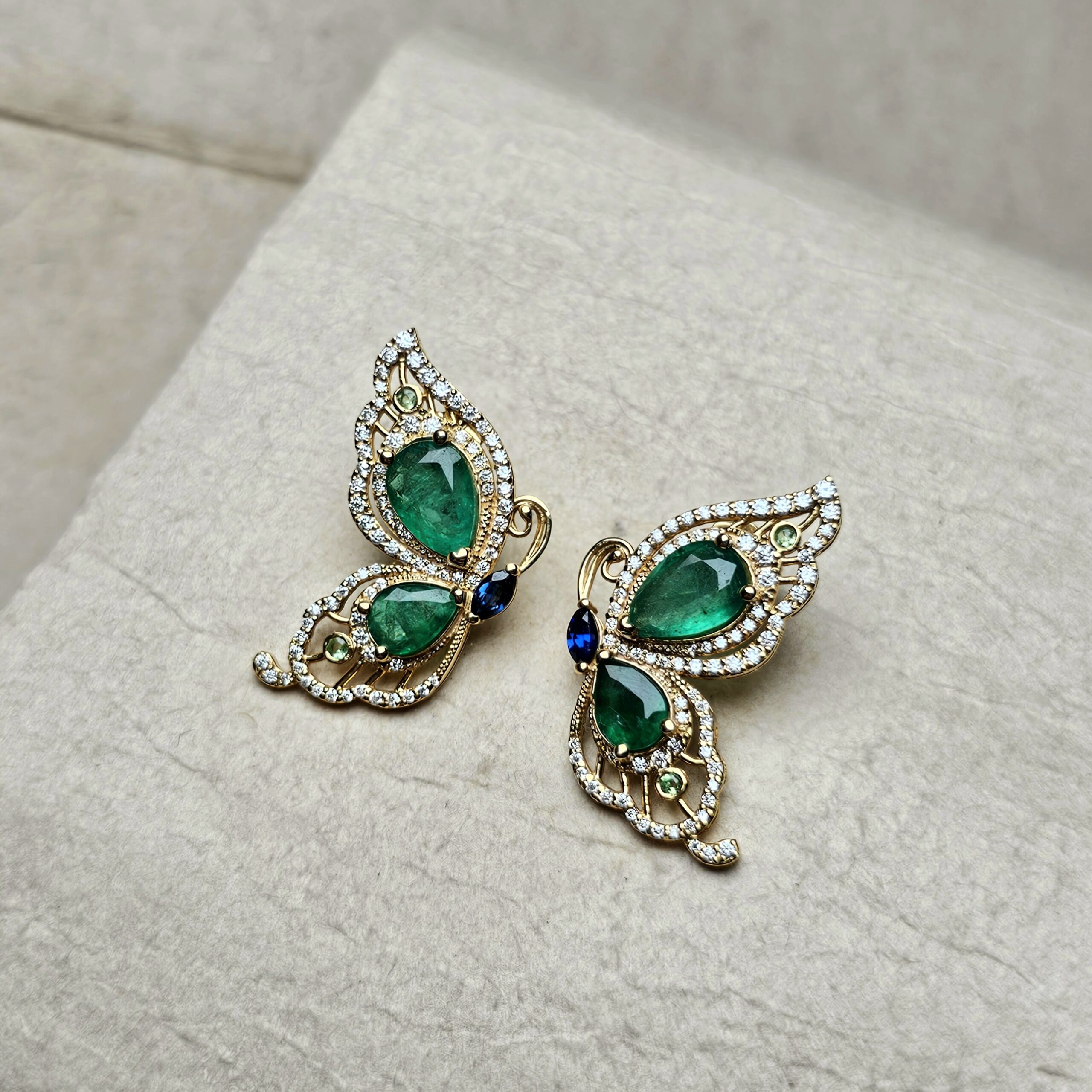Khuyên bướm vàng 10k emerald