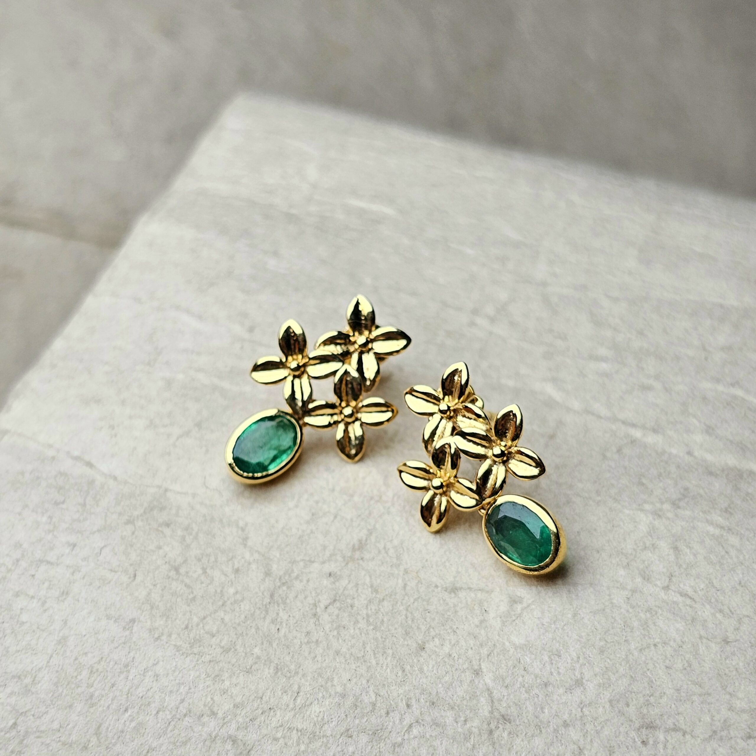 Khuyên hoa vàng 10k emerald