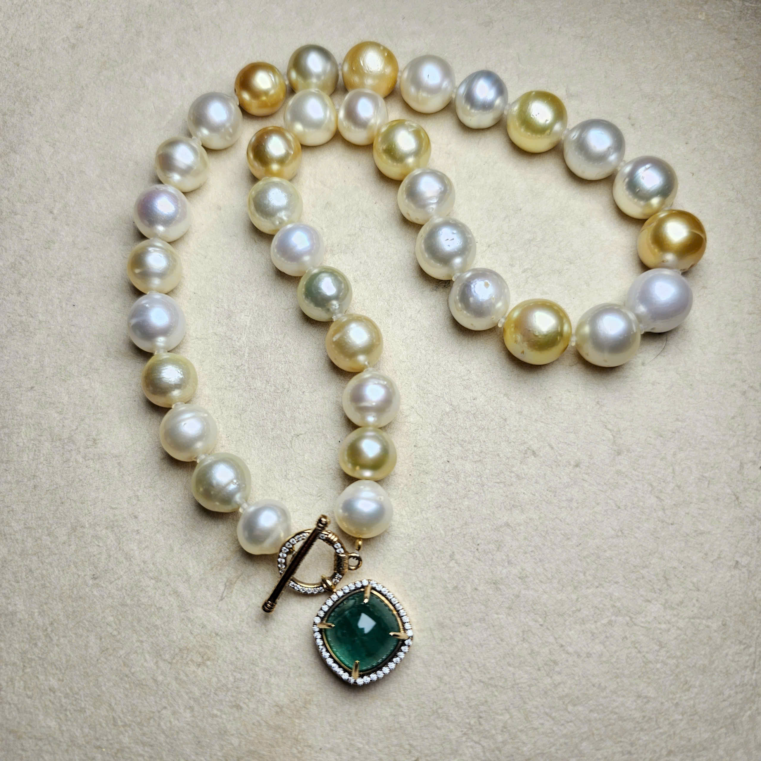 Chuỗi ngọc trai South Sea 9.9-12 ly cùng Emerald