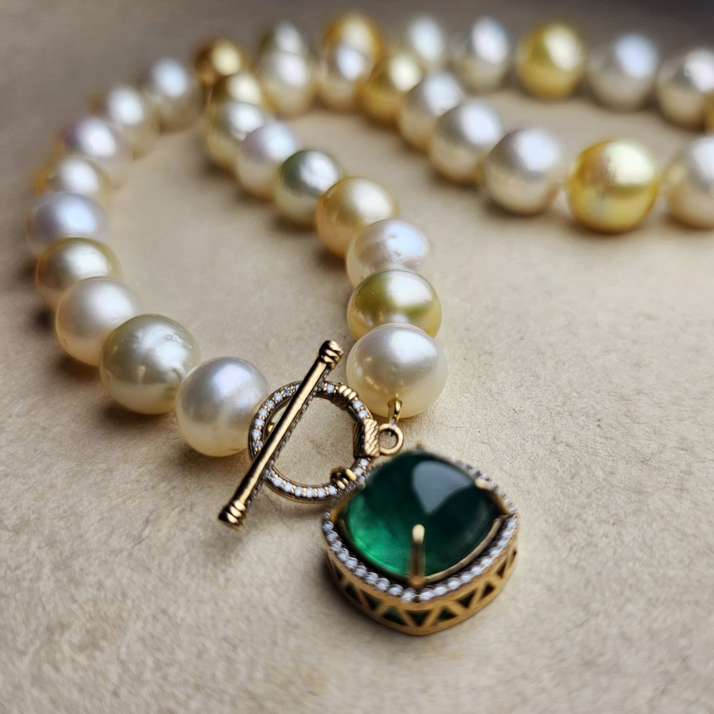 Chuỗi ngọc trai South Sea 9.9-12 ly cùng Emerald - Hình ảnh 3