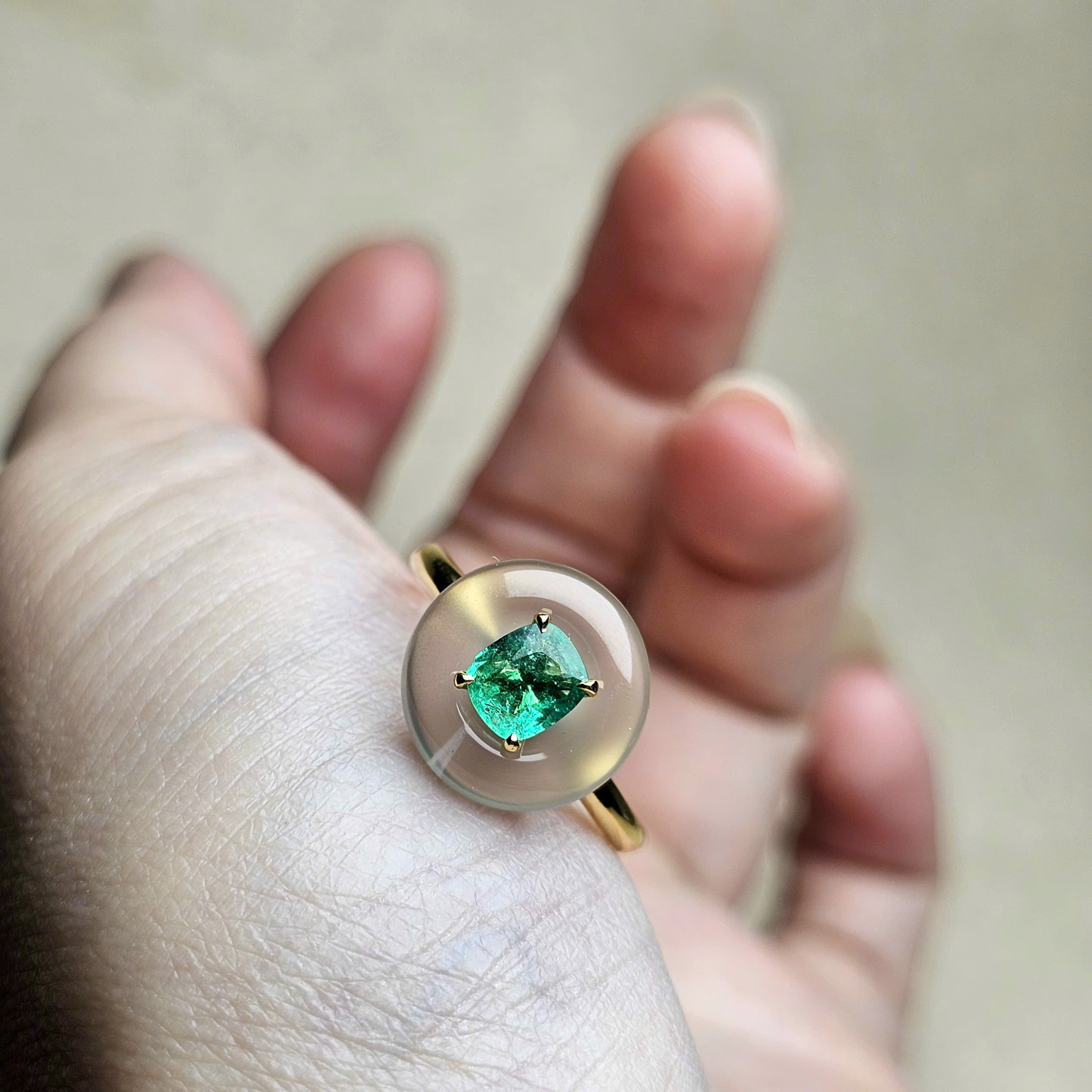 Nhẫn khấu Nam hồng bảo sơn mix Emerald vàng 10k