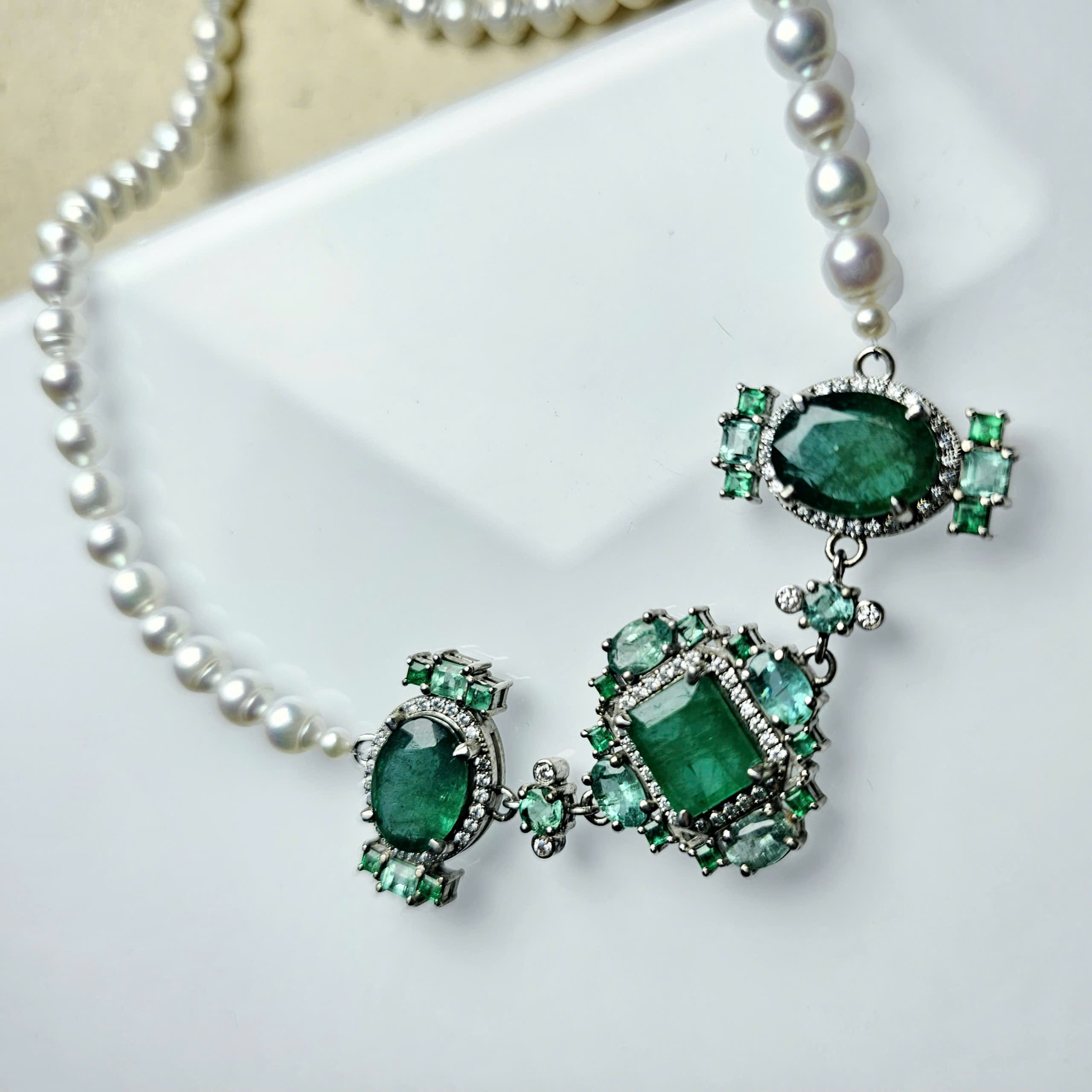 Choker ngọc trai nước ngọt với Emerald và bạc