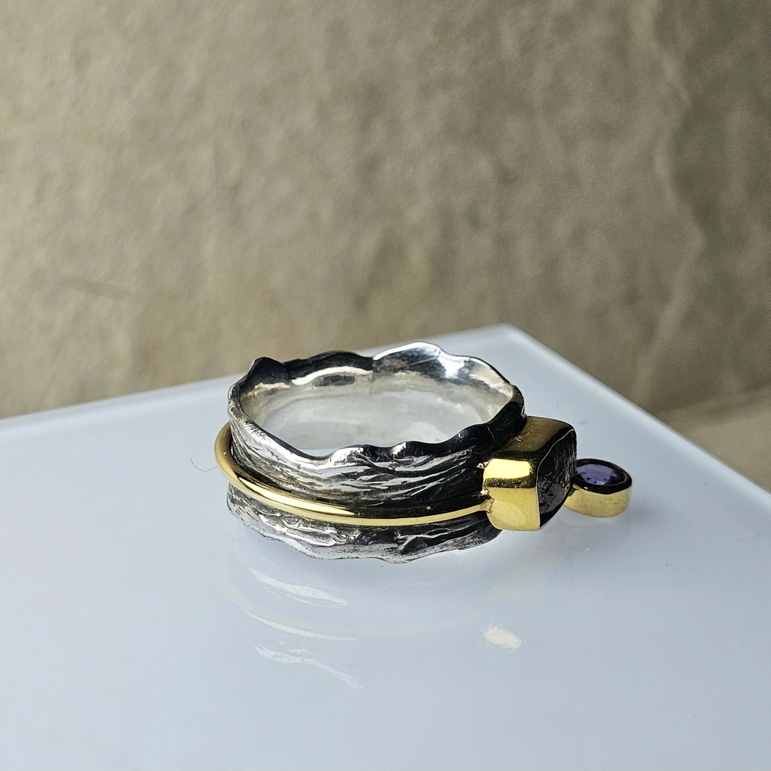 Nhẫn kim cương thô mix Sapphire tím, khung bạc, ổ đá vàng 10k - Hình ảnh 6