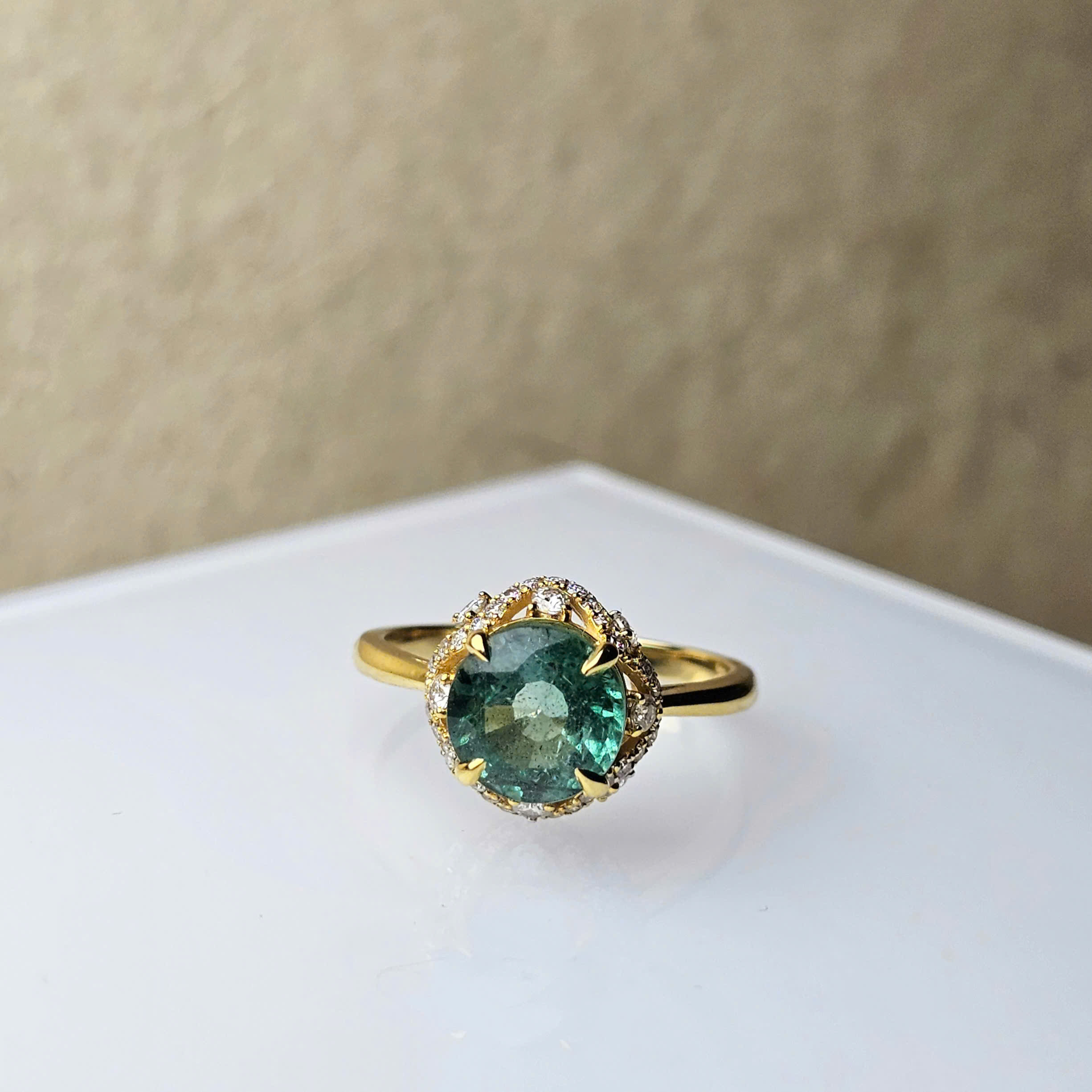 Nhẫn Emerald mài dáng tròn vàng 10k
