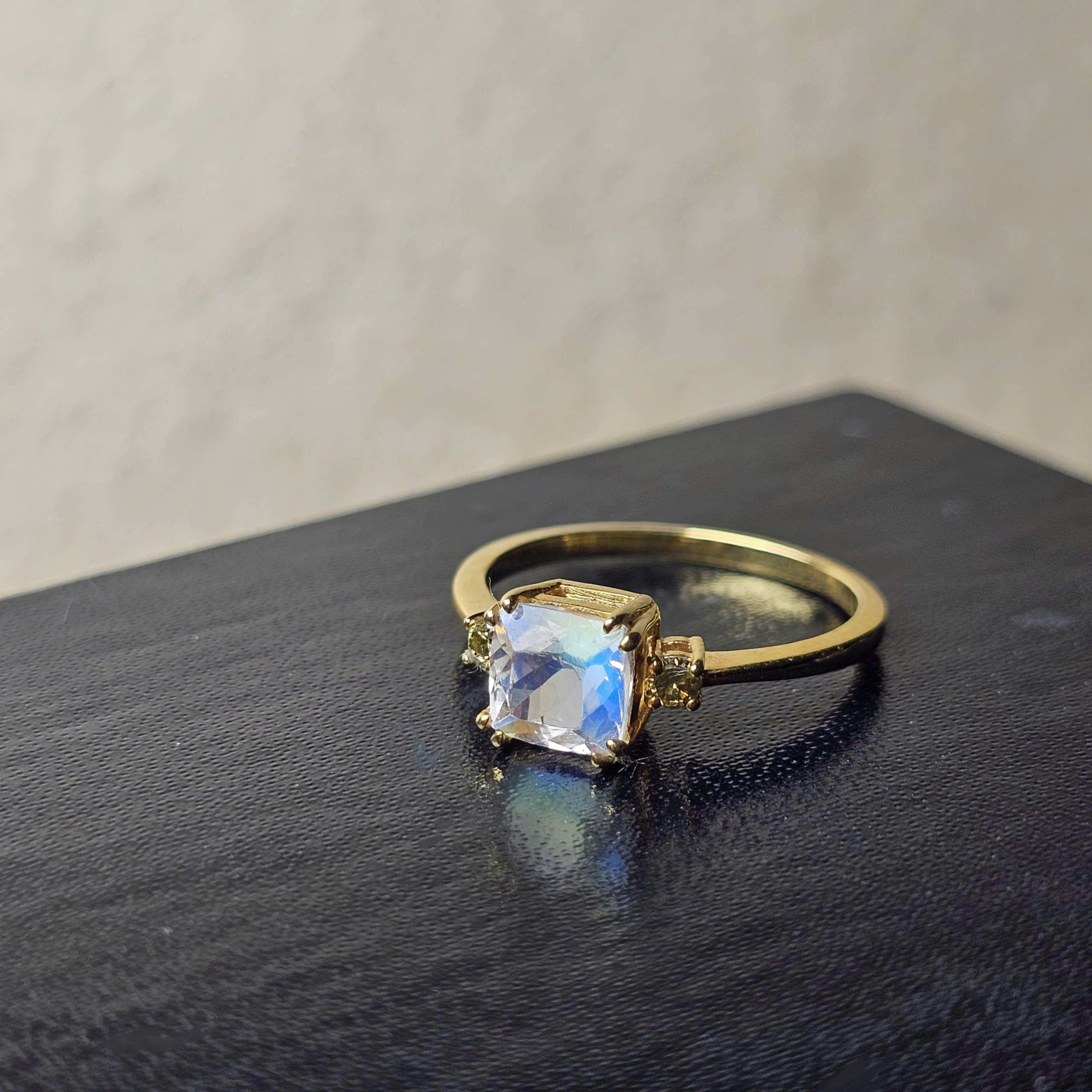Nhẫn Moonstone Madagascar vàng 10k và Sapphire vàng