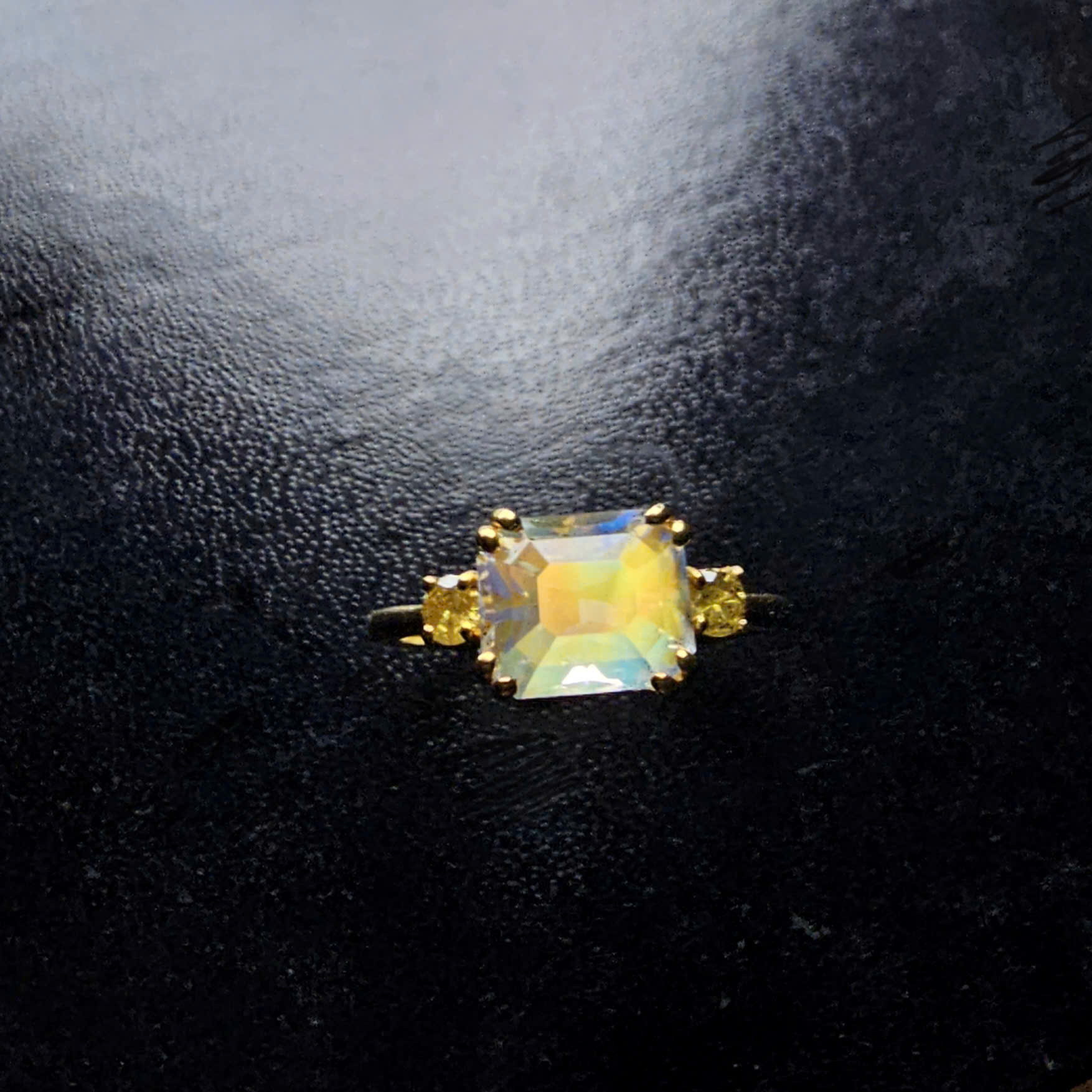Nhẫn Moonstone Madagascar và Sapphire vàng, khung vàng 10k