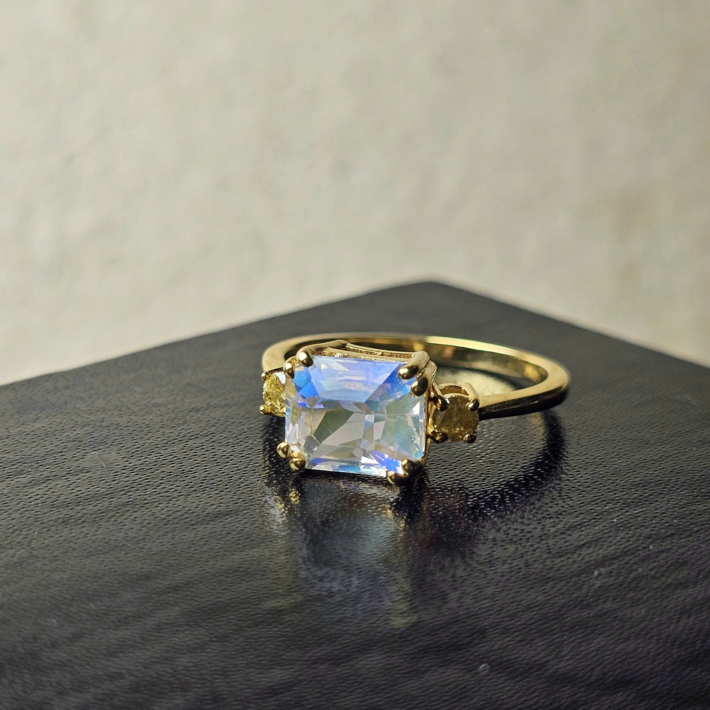 Nhẫn Moonstone Madagascar và Sapphire vàng, khung vàng 10k - Hình ảnh 2