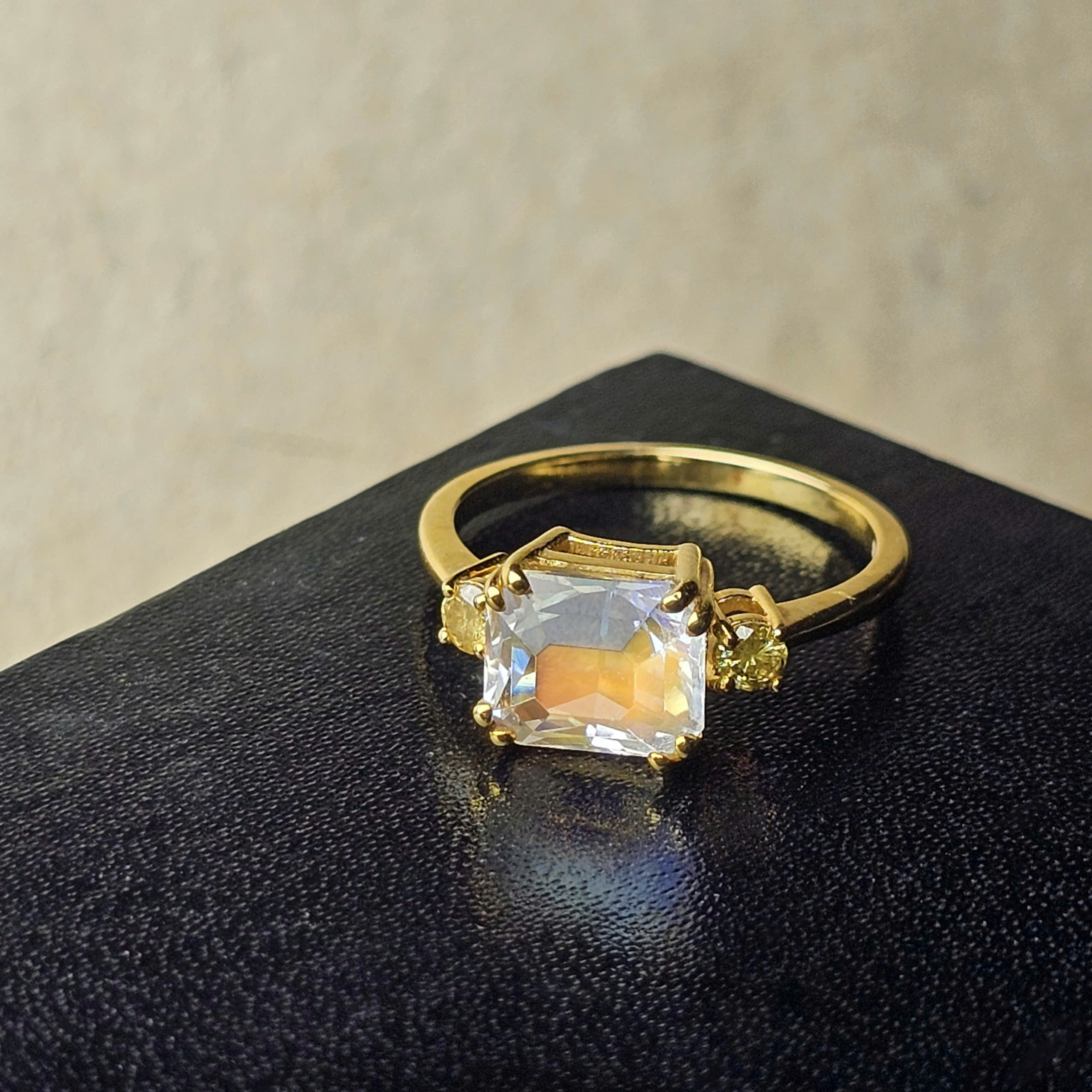 Nhẫn Moonstone Madagascar và Sapphire vàng, khung vàng 10k - Hình ảnh 3