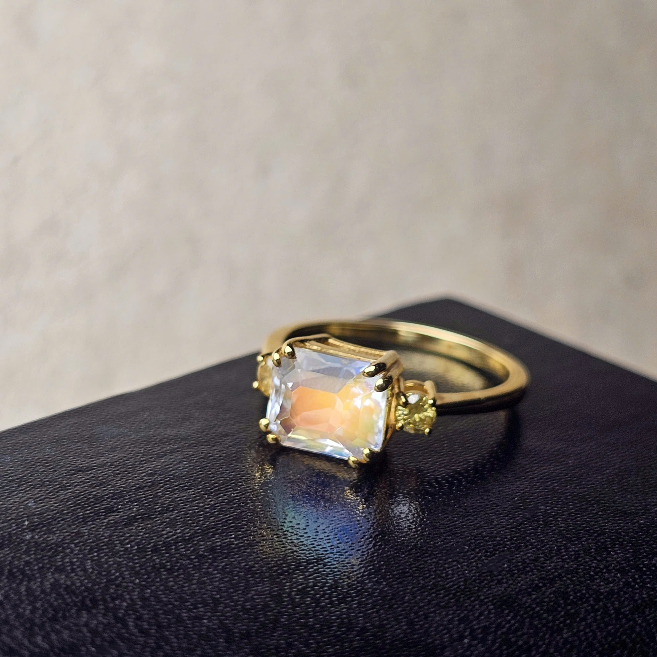 Nhẫn Moonstone Madagascar và Sapphire vàng, khung vàng 10k - Hình ảnh 5