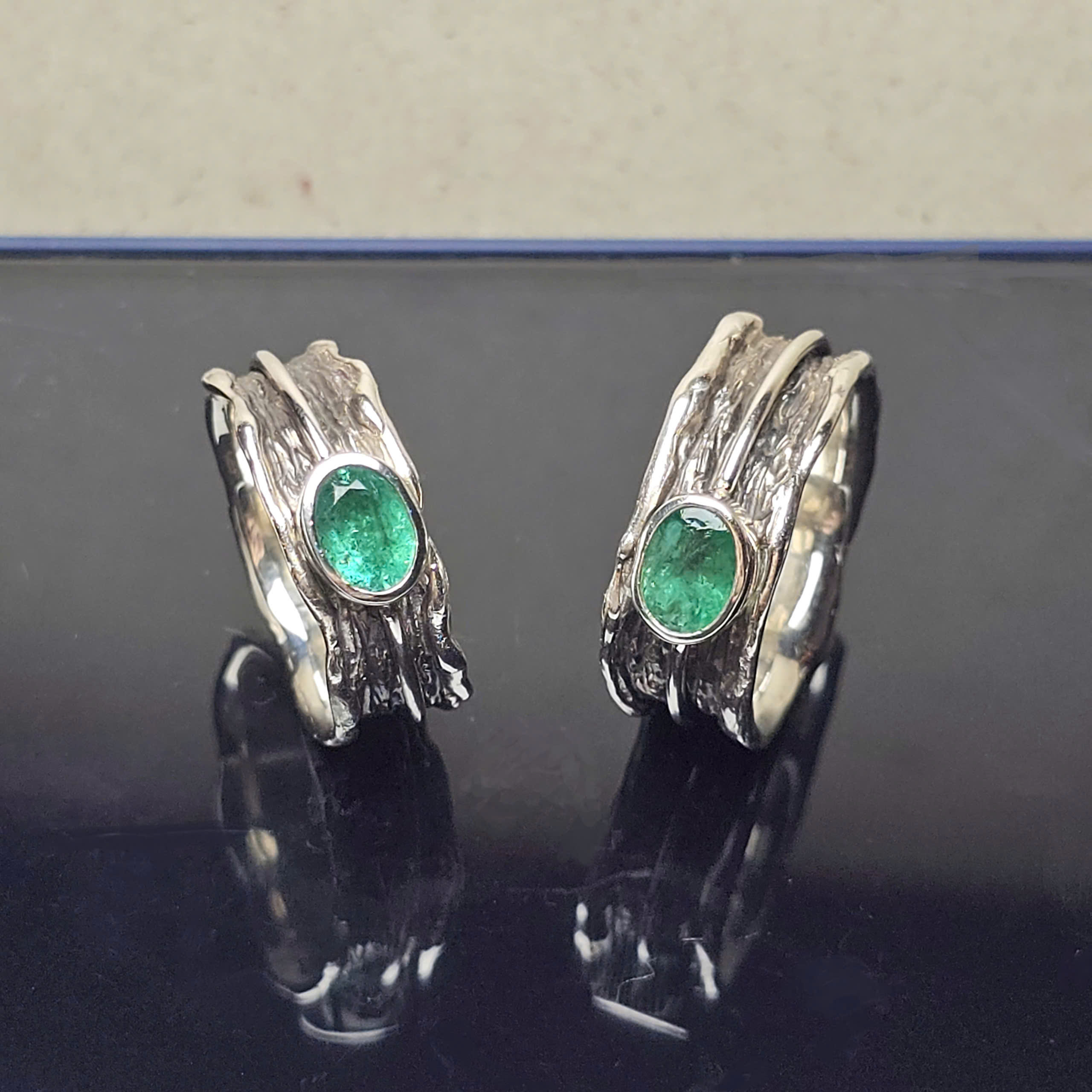 Nhẫn bạc 925 xi đen và Emerald