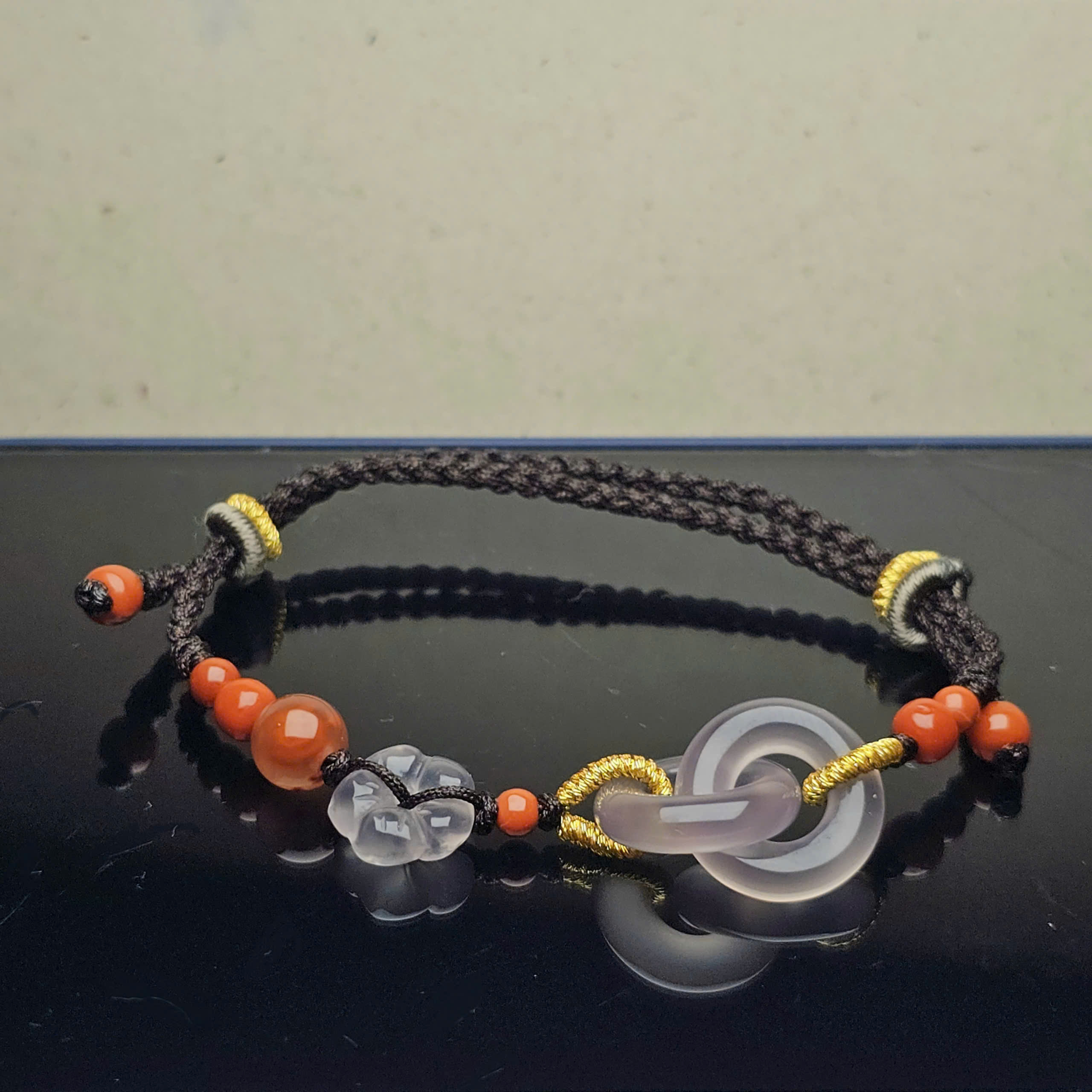 Vòng khấu chạm lộng mã não mix hoa
