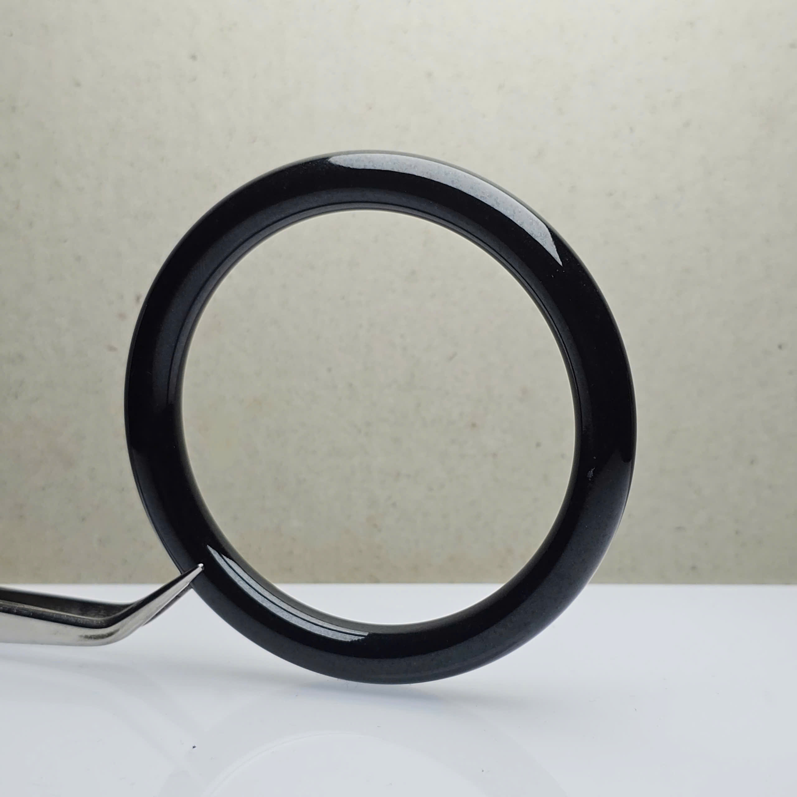 Vòng cẩm thạch đen bản đũa size 57.3